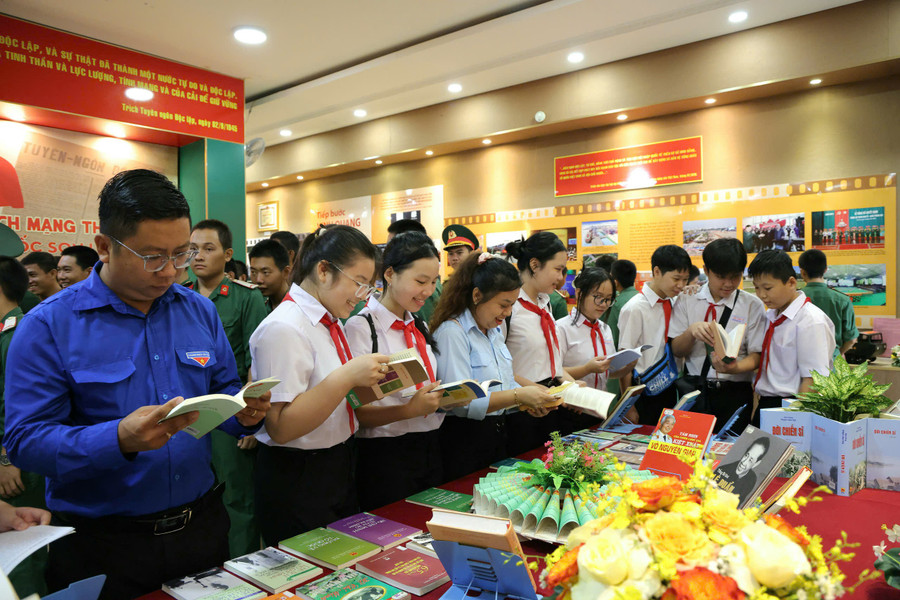 Triển lãm là lời nhắc nhở thế hệ hôm nay và mai sau về giá trị thiêng liêng của độc lập, chủ quyền. trien-lam-3.jpg