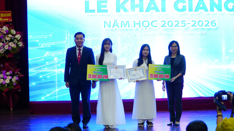 Trao tặng giấy khen, bảng tượng trưng số tiền khen thưởng và học bổng cho 2 Thủ khoa. khai-giang-agu3.jpg