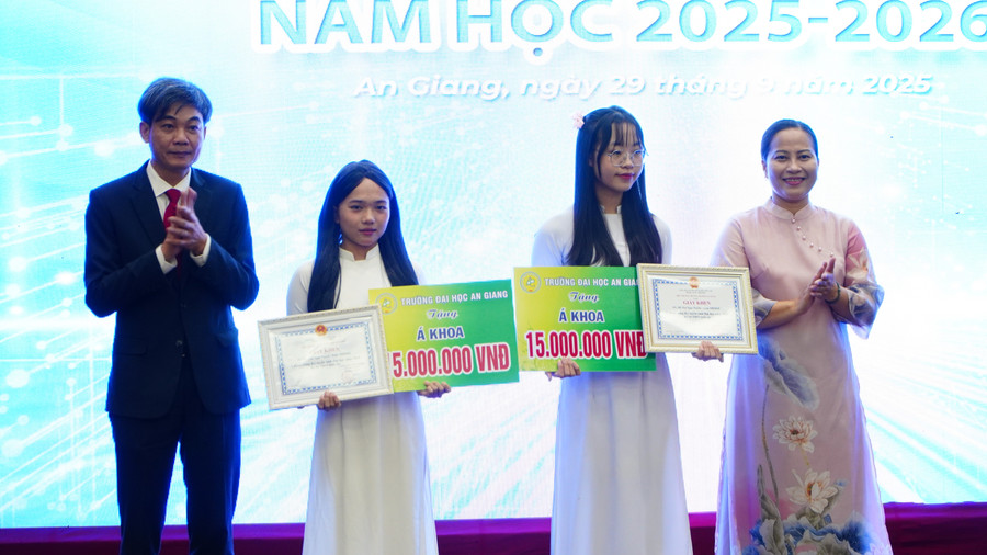 Trao tặng giấy khen, bảng tượng trưng số tiền khen thưởng và học bổng cho 2 Á khoa. khai-giang-agu4.jpg