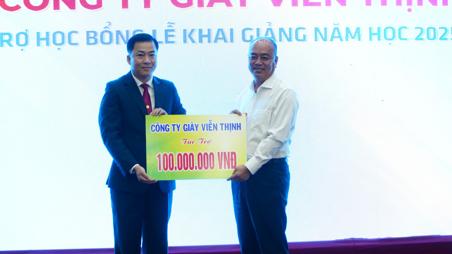 TS Nguyễn Hữu Trí, Phó Hiệu trưởng phụ trách Trường nhận bảng tượng trưng số tiền học bổng từ các đơn vị tài trợ. khai-giang-agu7.jpg