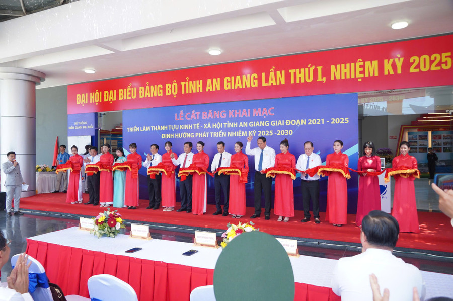 Lễ cắt băng khai mạc triển lãm. trien-lam-dai-hoi.jpg