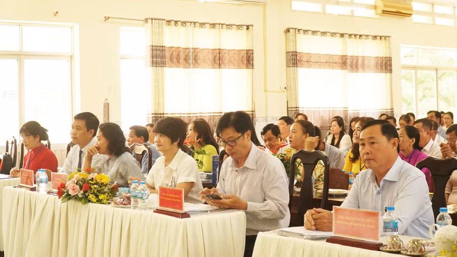 Các đại biểu và giáo viên tham dự lễ khai mạc Hội thi.