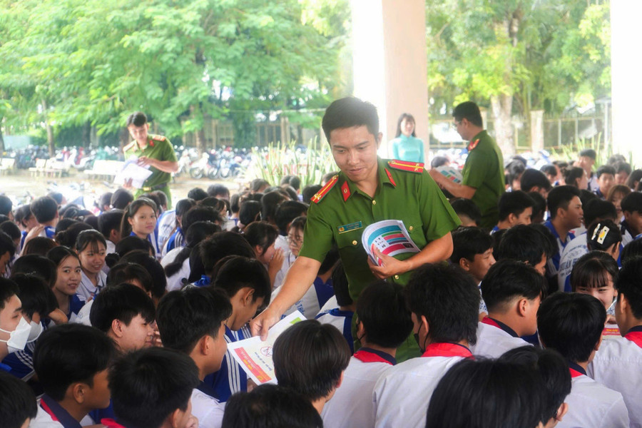 Các cán bộ, chiến sĩ phát tờ rơi tuyên truyền cho học sinh. Ảnh: Công an Cần Thơ. xam-hai-tre-em-1.jpg
