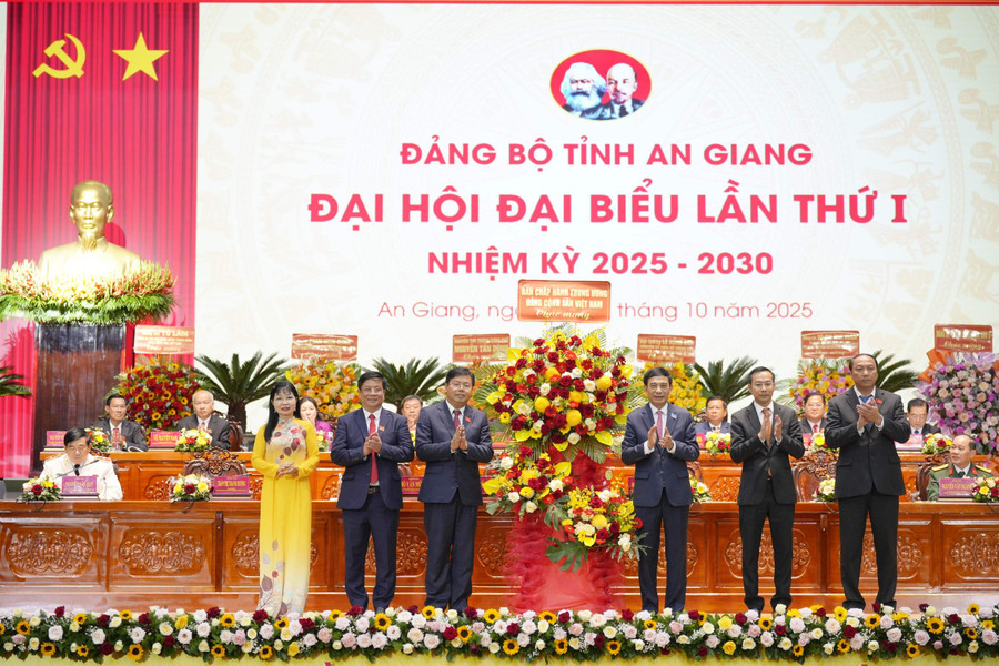 Đại tướng Phan Văn Giang thay mặt Ban Chấp hành Trung ương Đảng trao tặng hoa chúc mừng Đại hội. dai-tuong-11.jpg