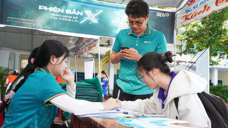 Em Ngọc Thơ chủ động mở tài khoản ngân hàng tại Ngày hội. tuyen-sinh-111-4.jpg