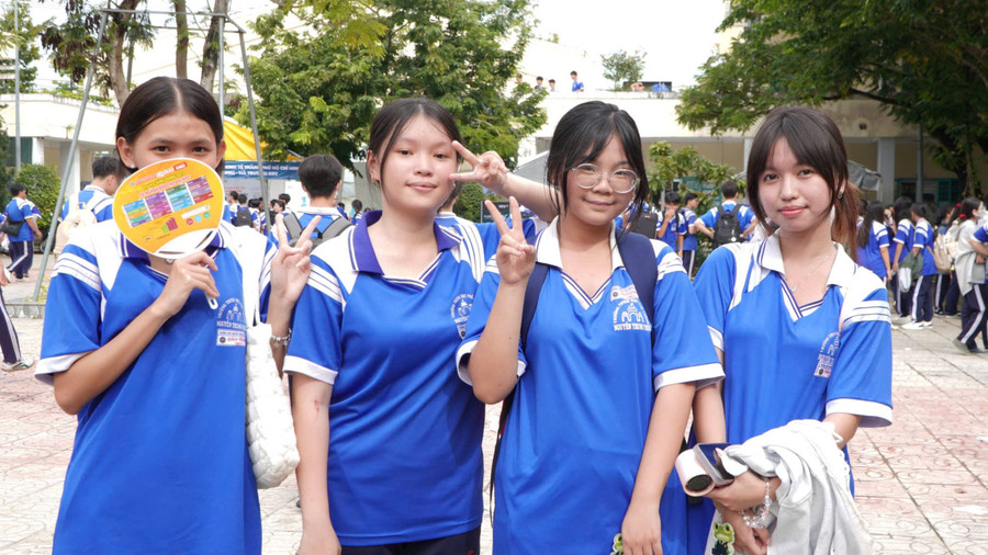 Em Thảo Vy (bên phải) và các bạn đặt quyết tâm chinh phục đại học. Ảnh: Yến Phương. tuyen-sinh-111-8.jpg