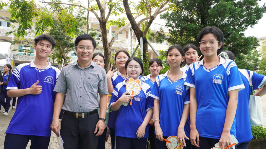 Ông Lê Huy Thơ, Phó Hiệu trưởng Trường THPT Nguyễn Trung Trực 1, cùng các em học sinh tại Ngày hội. Ảnh: Yến Phương.