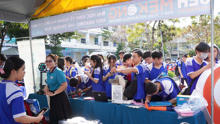 Quang cảnh Ngày hội. Ảnh: Yến Phương. tuyen-sinh-111-7.jpg