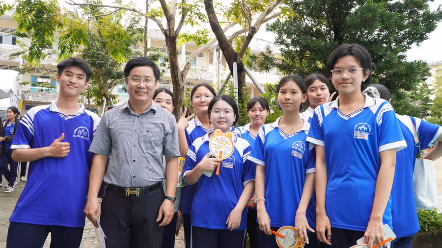 Ông Lê Huy Thơ, Phó Hiệu trưởng Trường THPT Nguyễn Trung Trực 1, cùng các em học sinh tại Ngày hội. Ảnh: Yến Phương.