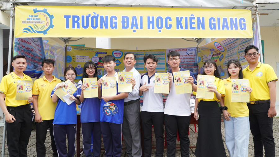 Gian hàng của Trường Đại học Kiên Giang thu hút nhiều học sinh quan tâm. Ảnh: Yến Phương. tuyen-sinh-111-5.jpg