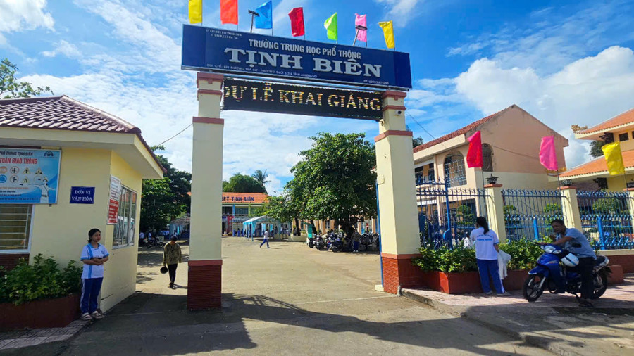 Cổng Trường THPT Tịnh Biên (An Giang) được trang hoàng rực rỡ. Ảnh: NTCC.