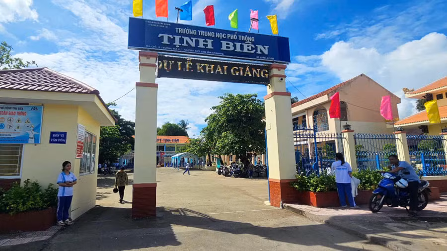 Cổng Trường THPT Tịnh Biên (An Giang) được trang hoàng rực rỡ. Ảnh: NTCC.