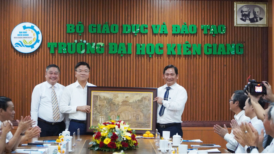 Đại diện Nhà trường tặng quà Phó Thủ tướng Lê Thành Long. 