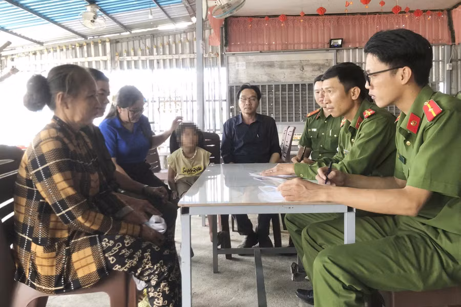 Công an xã An Biên làm việc với người phụ nữ bị tố bạo hành trẻ nhỏ.