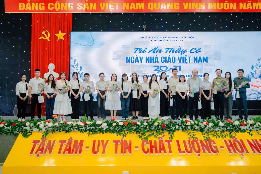Chương trình Tri ân thầy cô - Ngày Nhà giáo Việt Nam 20/11 do sinh viên Trường ĐH Kiên Giang tổ chức thực hiện.