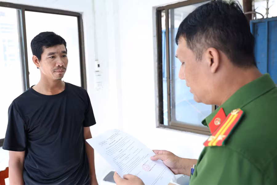 Phòng Cảnh sát hình sự Công an tỉnh An Giang tống đạt các quyết định khởi tố và lệnh tạm giam đối với bị can Nguyễn Thành Trung. Ảnh: Tiến Tầm.