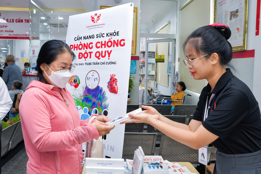 Hàng nghìn quyển Cẩm nang phòng chống đột quỵ được trao tay người dân tại Cần Thơ. Ảnh: BVCC.