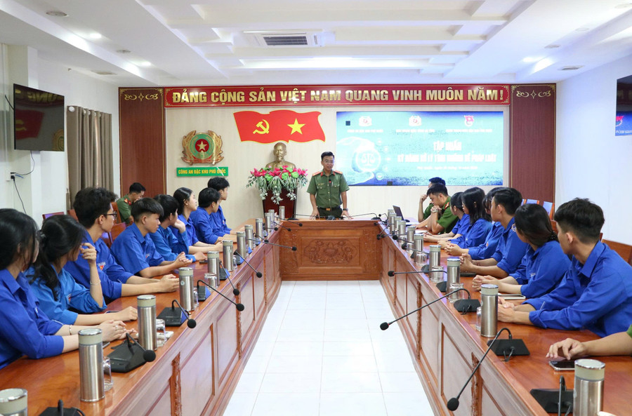 Đại úy Mai Nhật Tân, Phó Trưởng Ban Thanh niên Công an tỉnh An Giang phát biểu tại buổi tập huấn. phu-quoc-doan-vien.jpg