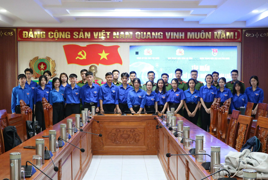 Ban Tổ chức chụp ảnh lưu niệm cùng các đoàn viên.