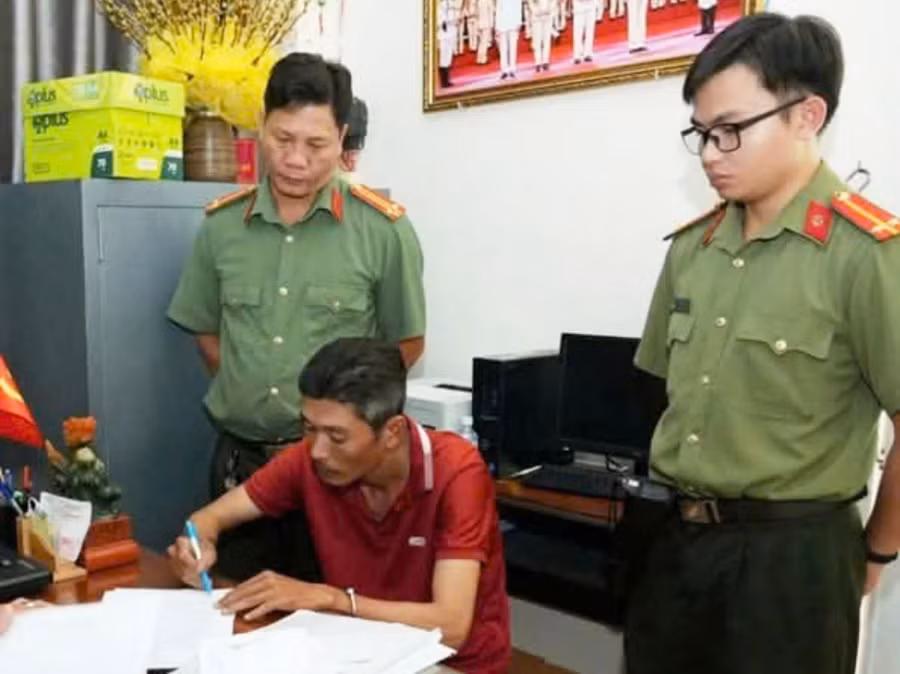 Bị can Đặng Thanh Hùng ký nhận Quyết định khởi tố bị can, lệnh bắt và các Quyết định phê chuẩn. Ảnh: Công an Cần Thơ.