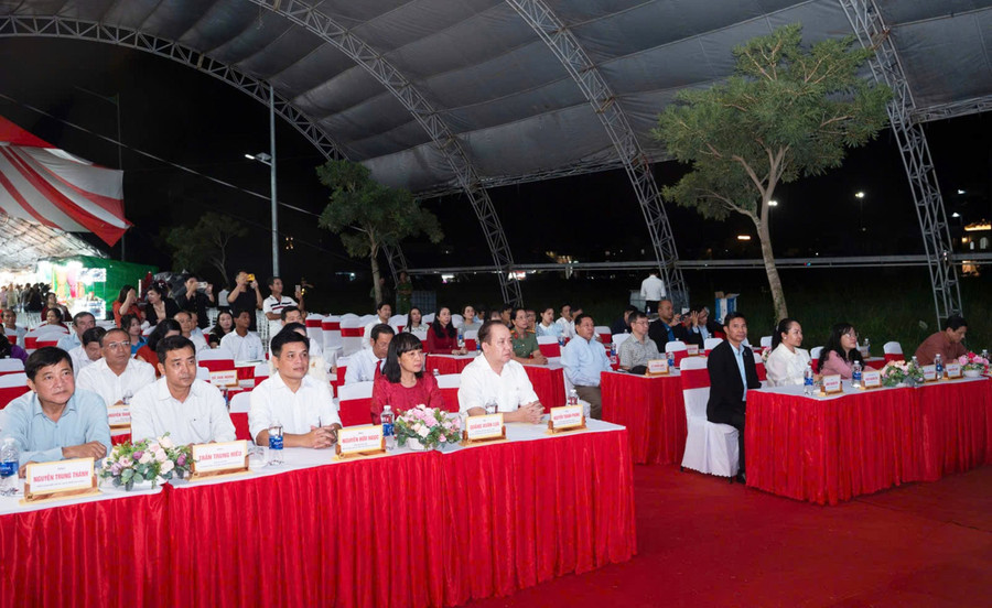 Quang cảnh buổi lễ khai mạc. le-hoi-long-xuyen.jpg