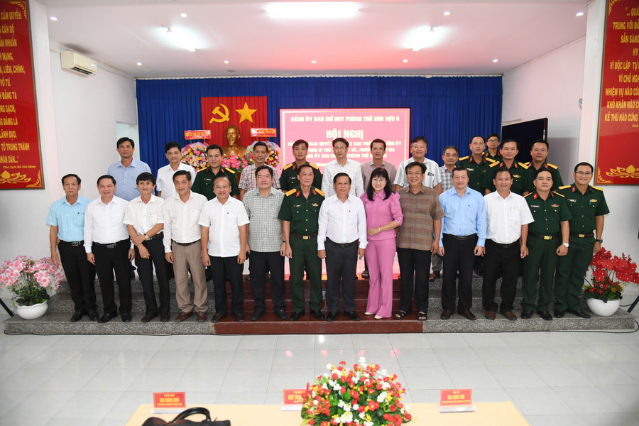 Các đại biểu tham dự hội nghị chụp ảnh lưu niệm. Ảnh: Phương Vũ. bi-thu-ag-0.jpg
