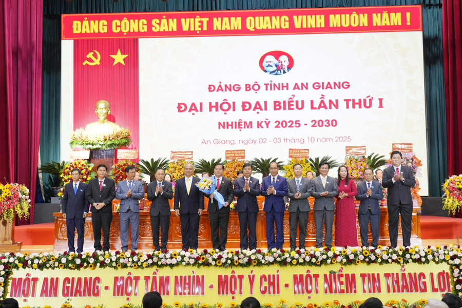 Bí thư Tỉnh ủy An Giang trao Quyết định và tặng hoa chúc mừng Ủy ban Kiểm tra Tỉnh ủy An Giang nhiệm kỳ 2025 - 2030. bi-thu-an-giang.jpg