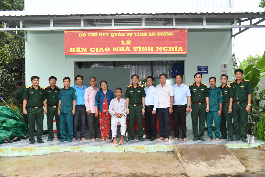 Lễ bàn giao nhà tình nghĩa cho gia đình ông Lê Văn Mến trên địa bàn xã Bình Sơn. Ảnh: Phương Vũ. nha-tinh-nghia-3.jpg
