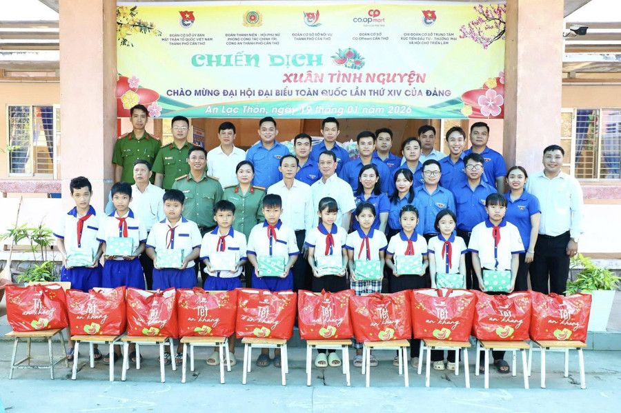 Các đại biểu và học sinh chụp ảnh lưu niệm. Ảnh: Công an Cần Thơ.