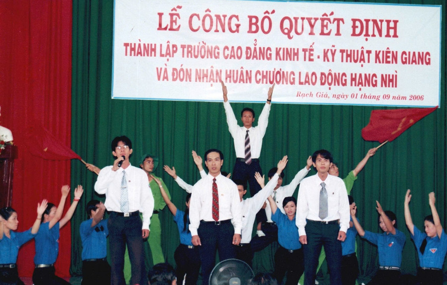 Lễ Công bố Quyết định thành lập Trường CĐ Kinh tế - Kỹ thuật Kiên Giang và Đón nhận Huân chương Lao động hạng Nhì năm 2006.