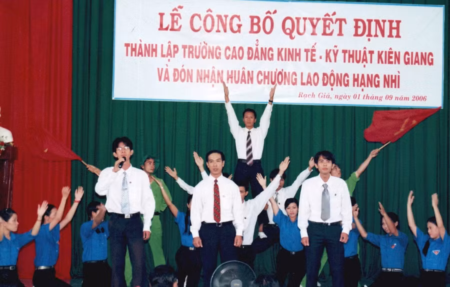 Lễ Công bố Quyết định thành lập Trường CĐ Kinh tế - Kỹ thuật Kiên Giang và Đón nhận Huân chương Lao động hạng Nhì năm 2006.
