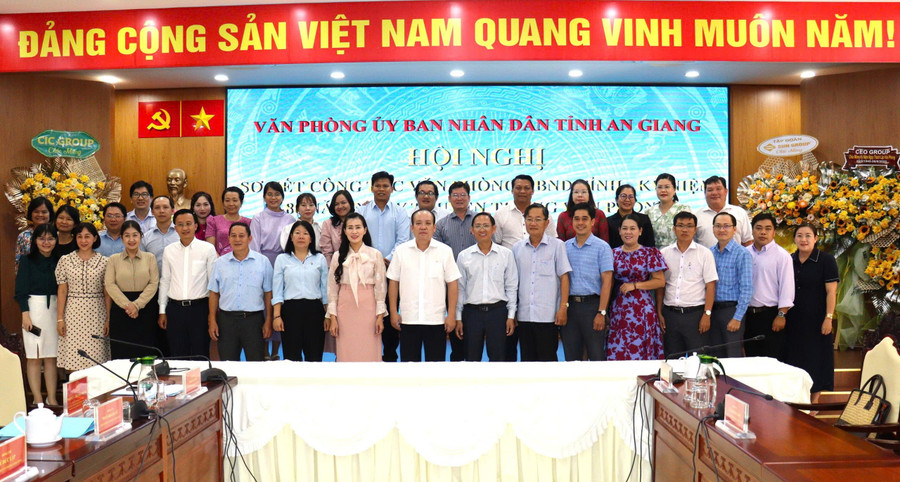 Các đại biểu chụp ảnh lưu niệm tại Hội nghị. van-phong-1.jpg