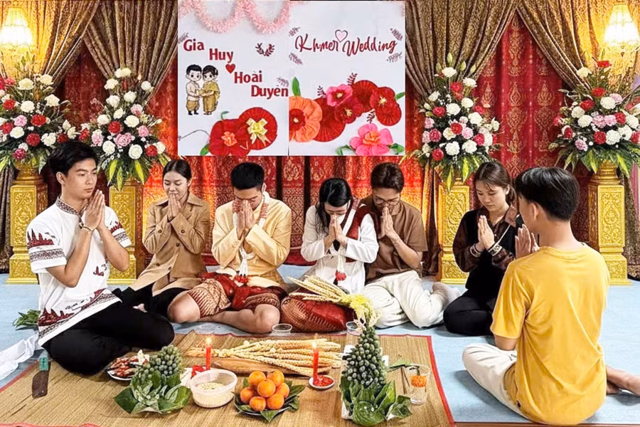 Các nhóm sinh viên sáng tạo sân khấu hóa, tái hiện sinh động không gian văn hoá.