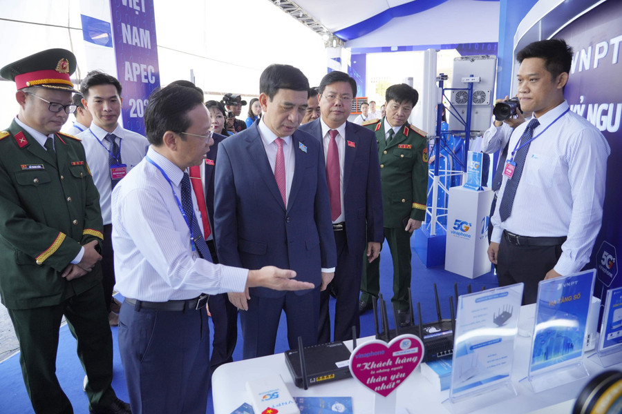 Đại tướng Phan Văn Giang, Ủy viên Bộ Chính trị, Phó Bí thư Quân ủy Trung ương, Bộ trưởng Bộ Quốc phòng thay mặt Bộ Chính trị tham quan triển lãm tại Đại hội. daihoi-angiang-6.jpg