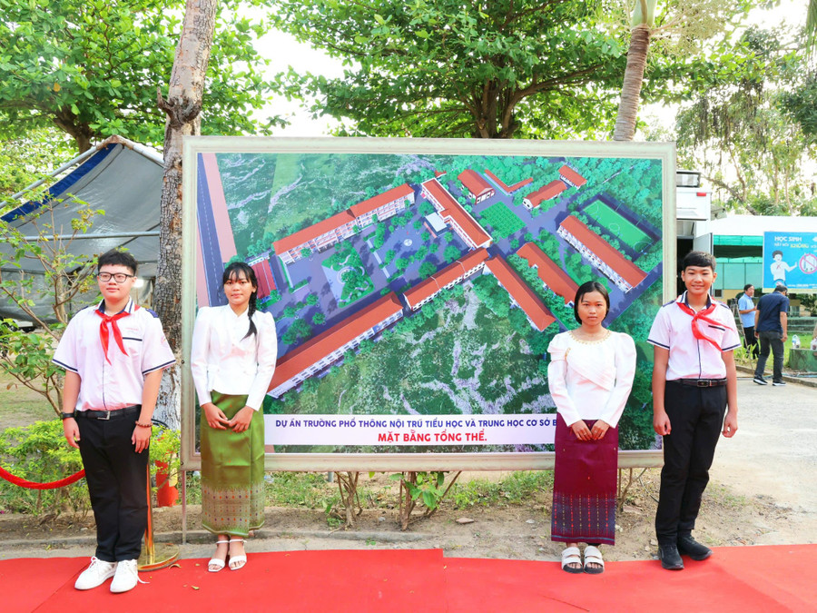 Học sinh vùng biên giới tỉnh An Giang hân hoan trong ngày lễ khởi công, động thổ trường phổ thông nội trú liên cấp.