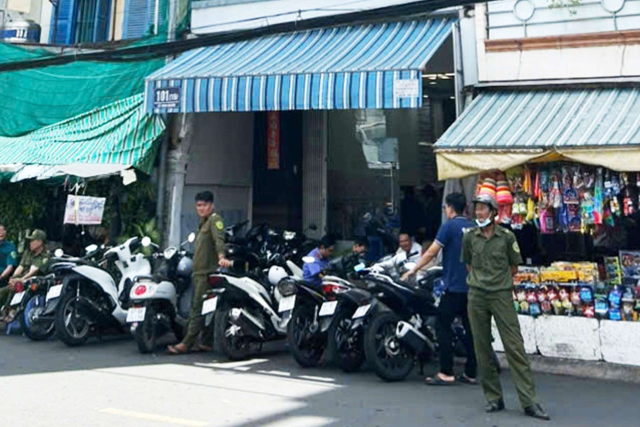 Bên ngoài căn nhà phát hiện hai nạn nhân tử vong. Ảnh: TG