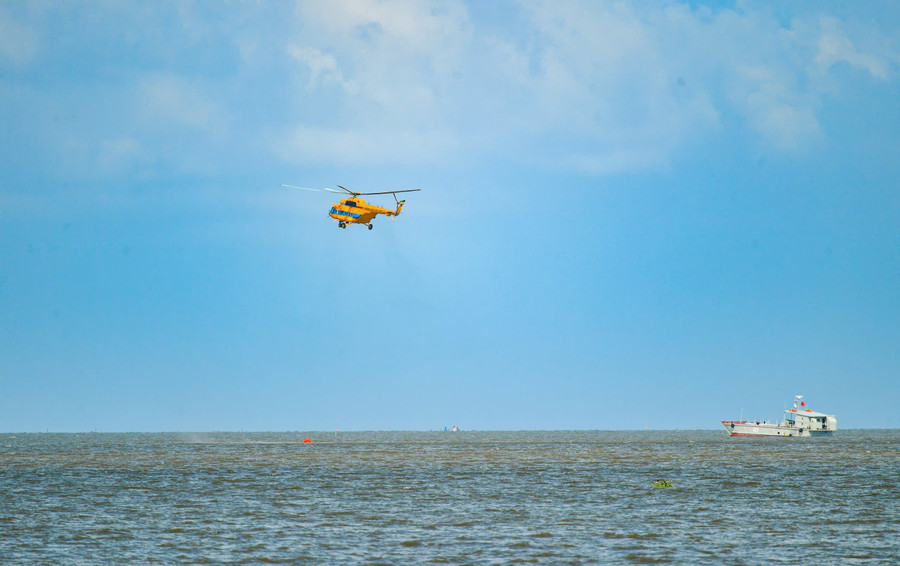 Các tổ bay được rèn luyện để nâng cao trình độ kỹ thuật bay biển. may-bay-cuu-nan-4.jpg