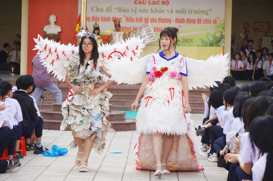 Học sinh trình diễn trang phục tái chế.