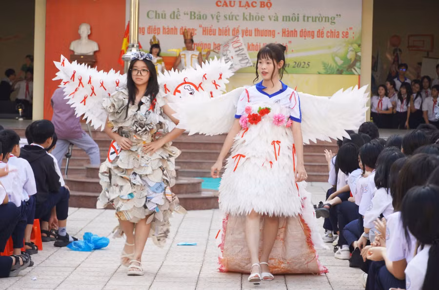 Học sinh trình diễn trang phục tái chế.