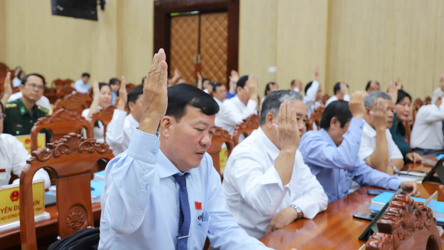 Đại biểu HĐND tỉnh An Giang biểu quyết thông qua các Nghị quyết tại kỳ họp thứ 3. ag-hdnd-1.jpg