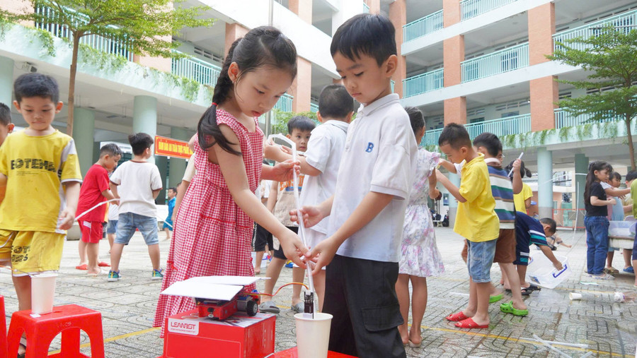 Học sinh trải nghiệm STEM với nhiều hoạt động thú vị, mới lạ. Ảnh: Yến Phương. hoat-dong-stem-8.jpg