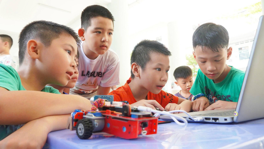 Các em học sinh hào hứng với hoạt động STEM. Ảnh: Yến Phương.