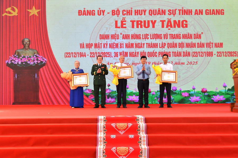 Ông Nguyễn Tiến Hải, Bí thư Tỉnh ủy An Giang và Trung tướng Hồ Văn Thái, Chính ủy Quân khu 9, trao quyết định Truy tặng danh hiệu Anh hùng LLVT nhân dân cho gia đình Thượng tá Nguyễn Thành Kính, Thiếu tá Võ Đông Trạch và Liệt sĩ Trần Văn Tủy.