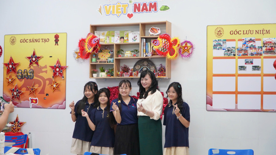 Các đại biểu, khách mời tham quan, giao lưu cùng thầy trò nhà trường. Ảnh: Yến Phương. truong-viet-my-1.jpg