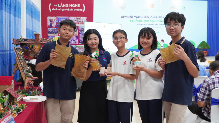Nhóm học sinh chia sẻ đề tài “Túi giấy chống thấm từ vỏ chuối”. Ảnh: Yến Phương. truong-viet-my-3.jpg