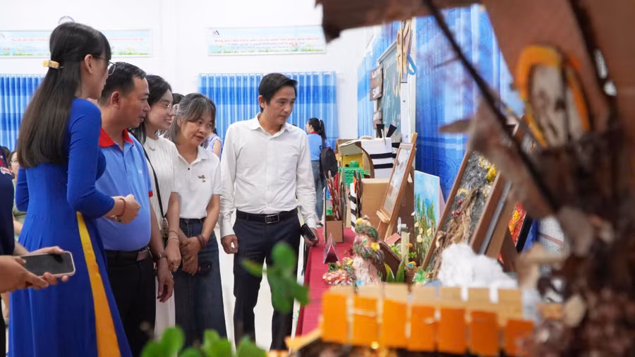 Các đại biểu tham quan khu vực trưng bày các sản phẩm tái chế từ rác thải, giấy vụn. Ảnh: Yến Phương.