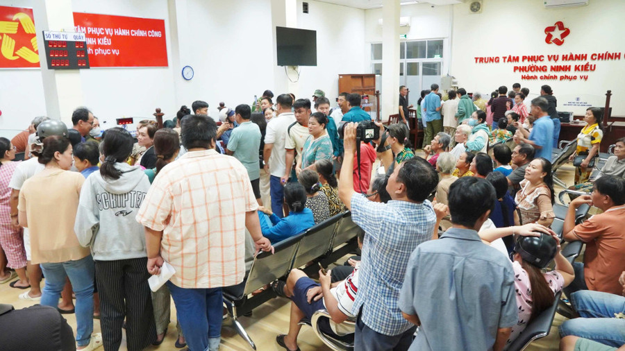 Người dân nô nức đến các điểm nhận quà. Ảnh: Yến Phương. qua-29.jpg