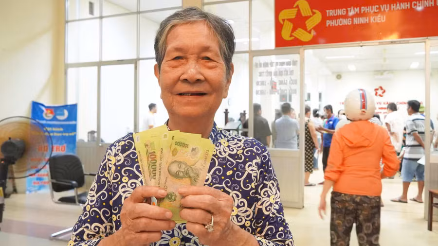 Người dân tại Cần Thơ vui mừng nhận quà Quốc khánh 100.000 đồng. Ảnh: Yến Phương.