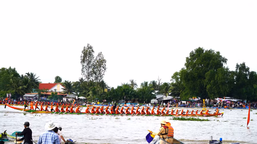 Sôi nổi màn tranh tài của các đội đua ghe Ngo.
