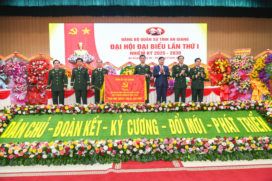 Ban Thường vụ Tỉnh ủy An Giang trao bức trướng tặng Đảng bộ Quân sự tỉnh tại đại hội. quan-su-an-giang-3.jpg